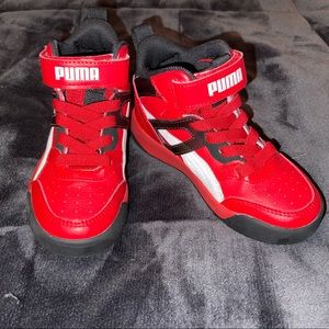BOYS' PUMA BACKCOURT MID AC PS BASKETBALL SHOES